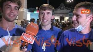 La gioia dei tifosi italiani a Piazza del Popolo dopo la vittoria contro l’Austria