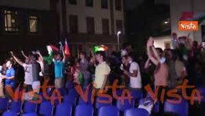 Italia-Spagna, il boato del pubblico davanti al maxischermo all’Arena Milano Est al gol di Chiesa