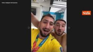 Euro2020, Donnarumma a Chiellini: "Mi lasci un po' la Coppa?"