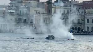 La bandiera della Brigata Marina San Marco nei cieli di Brindisi