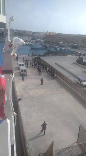 Alcuni migranti lasciano Lampedusa ma la situazione resta critica