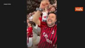 Il Milan vince lo scudetto, Salvini allo stadio durante la partita canta e salta