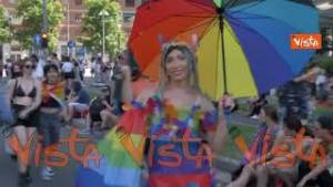 Ecco i look esuberanti visti durante il corteo del Pride di Milano