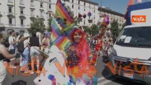 Il corteo del Pride di Milano sfila per le strade della città. Ecco le immagini