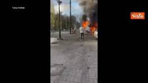 Pioggia di missili su Kiev: in strada le auto in fiamme