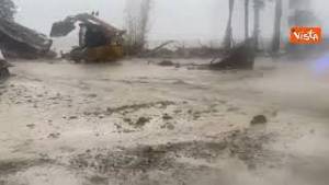 Nubifragio a Ischia, le auto trascinate via dal fango