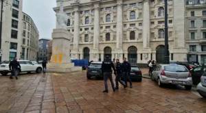 Ultima generazione imbratta la scultura di piazza Affari a Milano