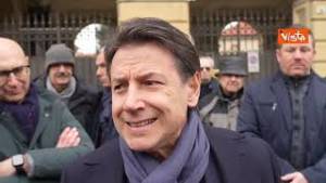 Conte: “Renzi prima si poteva permettere una Twingo, ora con i soldi dei sauditi una Ferrari”
