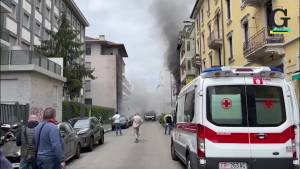 L'incendio e la colonna di fumo dopo l'esplosione a Milano