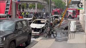 Milano, le auto distrutte nell'incendio in via Pier Lombardo