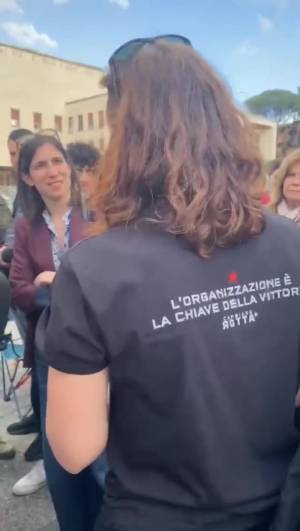 Elly Schlein contestata davanti alla Sapienza 