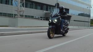 Yamaha XMAX 300 Tech Max, prima prova del maxi scooter: guarda il video