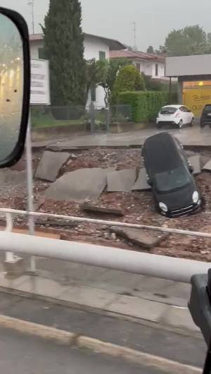 Le auto nel Naviglio a Rezzato