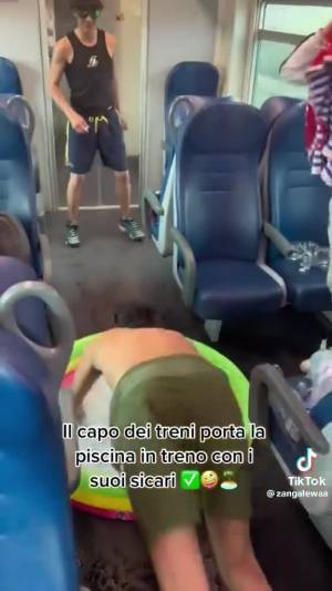 Piscina-party in treno, ecco il video choc postato sui social