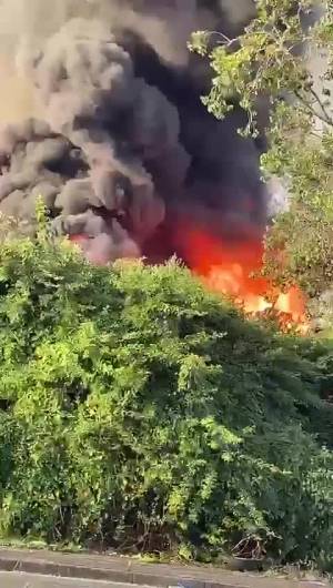 Il video dell'incendio divampato nella zona orientale di Napoli