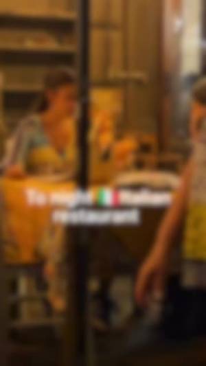 Donne a cena al ristorante in Italia: le riprese di nascosto del migrante