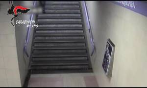 Milano, due minori aggrediscono un coetaneo alla metro: il video choc