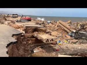 I corpi ritornano dal mare e lo sbarco degli aiuti da nave San Marco