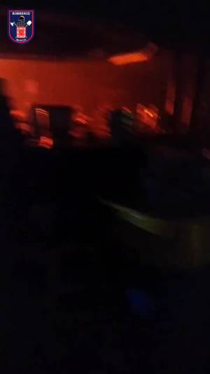 I vigili del fuoco di Murcia, in Spagna, domano l'incendio scoppiato nella discoteca Teatre