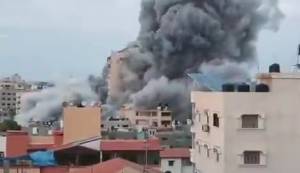L'aviazione distrugge la torre di Gaza