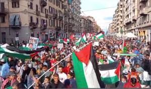 "Israele terrorista, assassino". Gli slogan del corteo pro Palestina a Torino