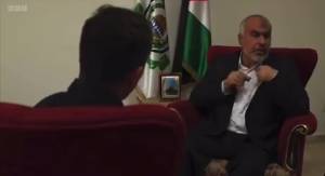 "Come giustifica l'uccisione di persone nel sonno?". E il portavoce di Hamas lascia l'intervista