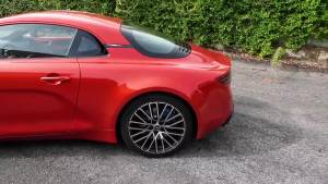 Alpine A110 GT, 300 CV e tanta voglia di viaggiare. Guarda il video in pillole