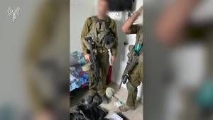 I soldati israeliani scoprono depositi di Hamas in strutture civili e moschee