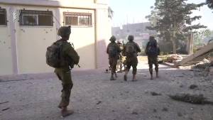 Le forze israeliane accerchiano il campo profughi di Jabalia