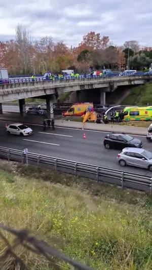 La raffica di vento e lo schianto: paura in autostrada a Madrid, il video