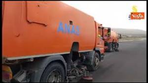 Ripulita da cenere lavica dell'Etna pista aeroporto Reggio Calabria con le spazzatrici Anas