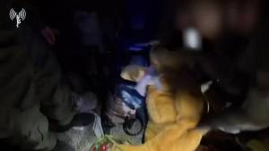 I soldati delle Idf trovano un'arma dentro un orsacchiotto di peluche