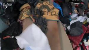 I soldati israeliani trovano armi dentro una borsa dell'Urnwa