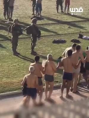 Il video dei civili detenuti in uno stadio a Gaza