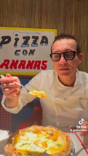 Gino Sorbillo inserisce nel menu la pizza all'ananas: "Non vi scatenate"