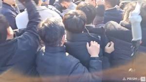 Corea del Sud, il video dell'aggressione choc contro Lee Jae-myung