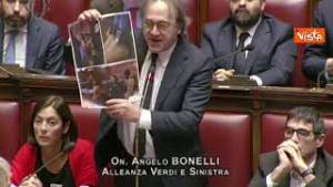 Bonelli (Avs) mostra le foto di Ilaria Salis in Aula: "Per i distratti che non le hanno viste"