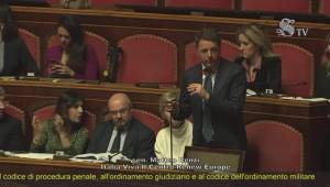 Renzi in Senato difende l'abolizione dell'abuso d'ufficio