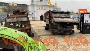 In piazza Mykhailivska a Kiev la mostra dei mezzi russi distrutti dall'esercito ucraino