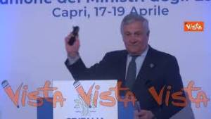 Tajani arriva in conferenza stampa al termine del G7, sul leggio un paio di occhiali che restituisce