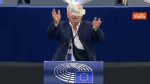 Eurodeputato libera colomba per la pace durante il suo intervento al Parlamento Ue