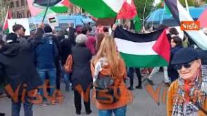 "Fuori Israele dal 25 aprile" il coro dei sostenitori della Palestina al corteo di Roma