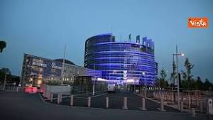 Anniversario allargamento Ue, i palazzi delle istituzioni europee illuminati di blu