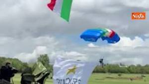 La bandiera dell'esercito "atterrata" in paracadute alla festa per i 163 anni