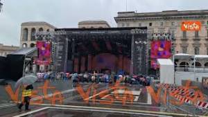 A Milano il concerto Radio Italia Live, fan già in attesa in Piazza Duomo sotto il diluvio