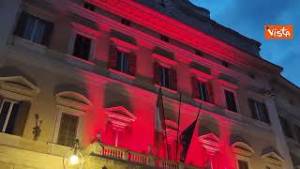 Montecitorio illuminato di rosso per la Giornata mondiale della sclerosi multipla