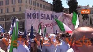 Europee, "Un solo nome, noi siamo Giorgia Meloni", i cartelli di FdI in piazza del Popolo a Roma