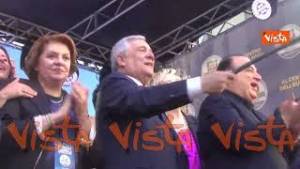 Tajani canta "Azzurra libertà" sul palco di Napoli all'evento per chiusura campagna elettorale