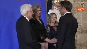 Il baciamano di Macron a Meloni al G7, poi il saluto ‘freddo’ tra i due prima della foto di famiglia