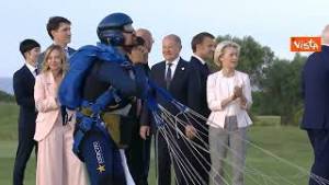 Biden si distrae dopo il lancio dei paracadutisti al G7, Meloni lo riporta nel gruppo dei leader